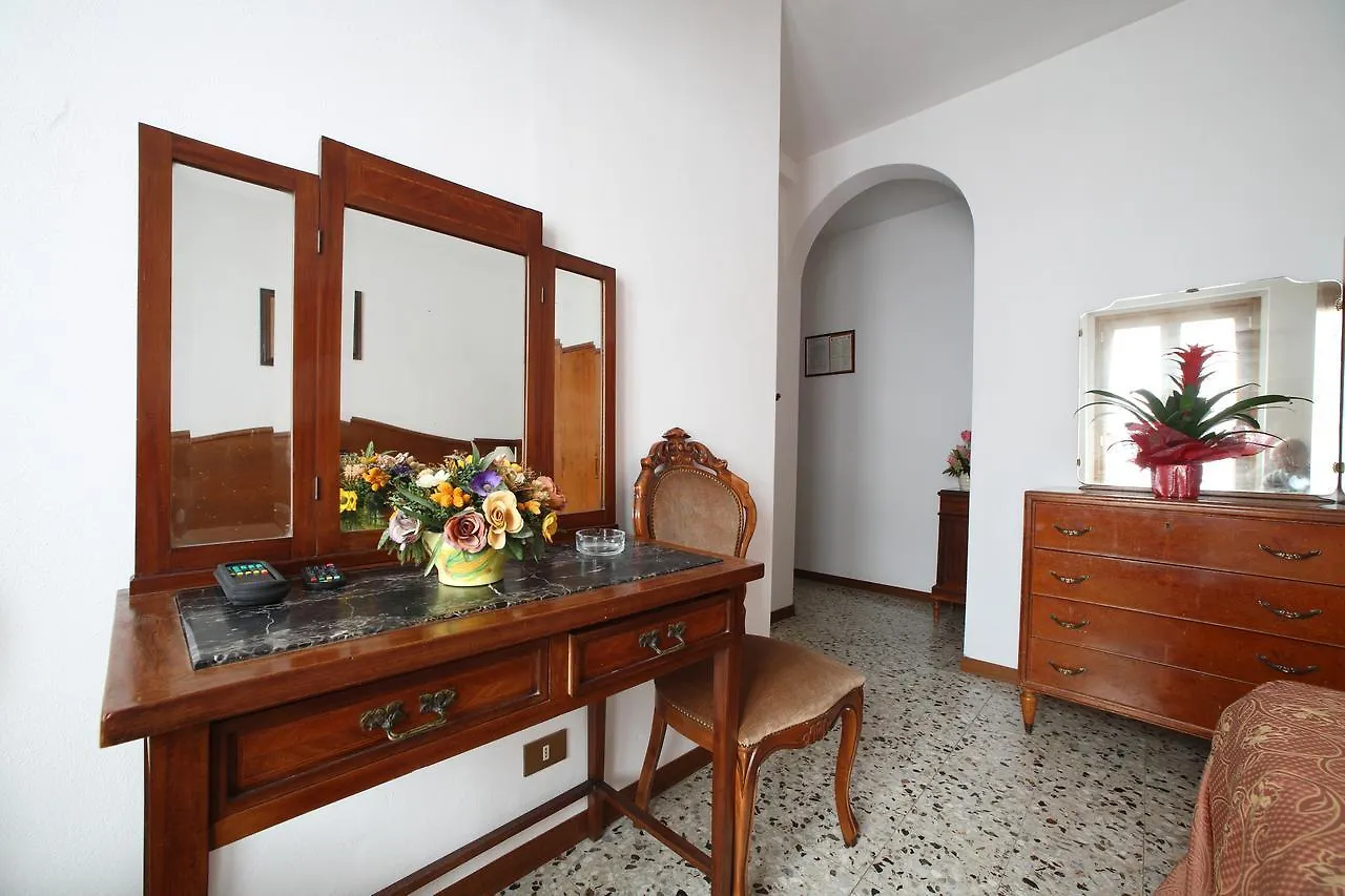 Albergo Ristorante Il Poggiolo Сан-Марчелло-Пистойезе 0*,  Италия